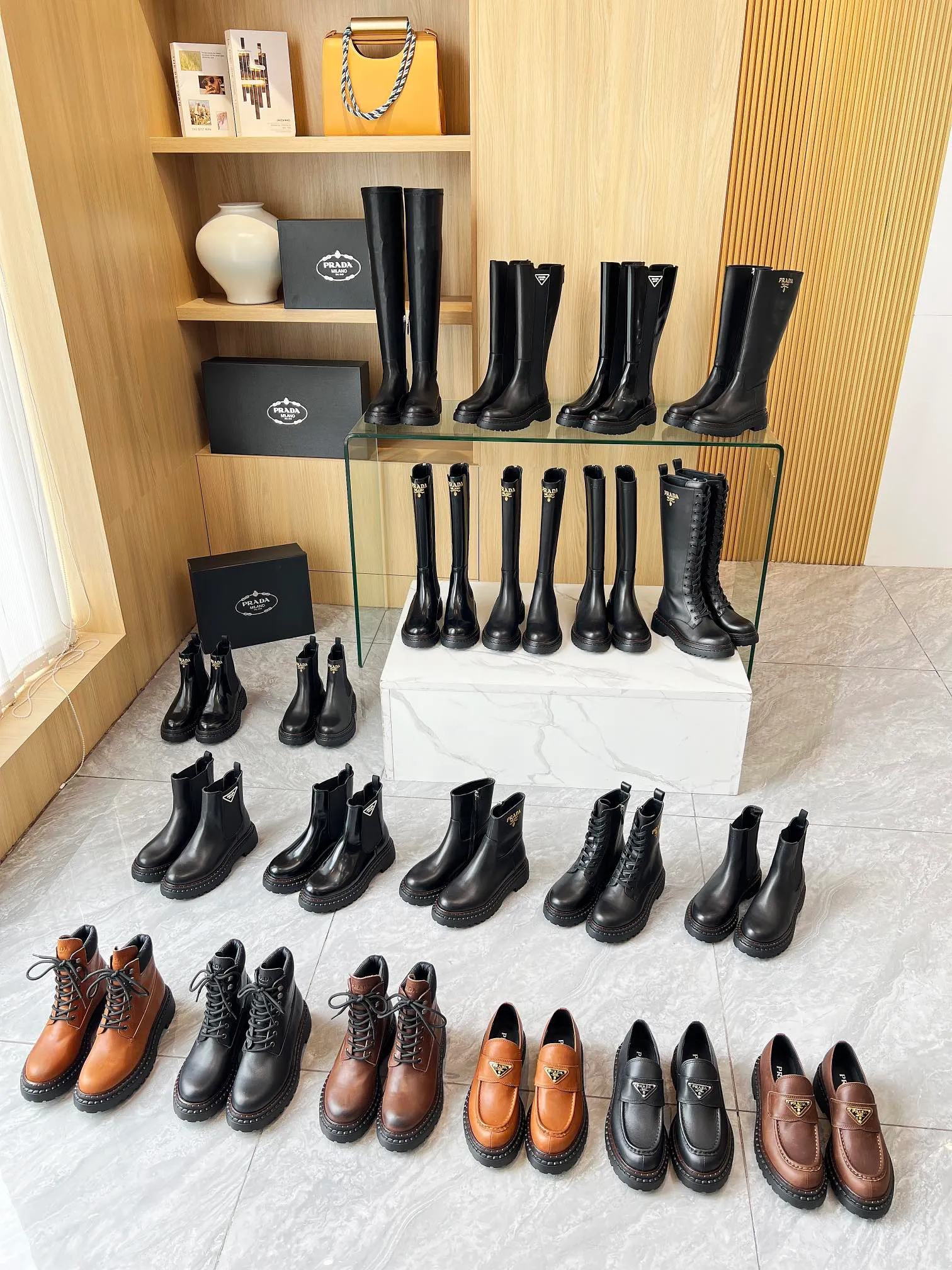 👟👟Ex-factory price 720👟👟 𝐏𝐑𝐀𝐃𝐀New Prada 2024 autumn and winter catwalk boots. Original purchased from Taikoo Hui and reprinted. The shoes are very light on the feet and the walking comfort is very good. The design style using the triangle logo is worth owning. The shoe shape has great charm and a very distinctive design sense. It is highly recognizable. The leather is soft and extremely comfortable! Fabric: Cowhide. Lining: Cowhide. Size: 35-41